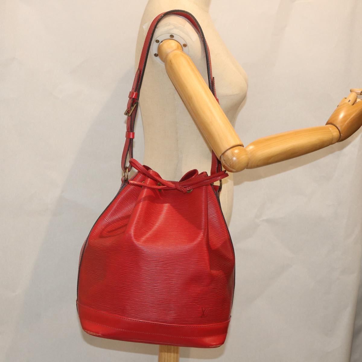 LOUIS VUITTON Epi Noe Shoulder Bag Red M44007 LV Auth 57015