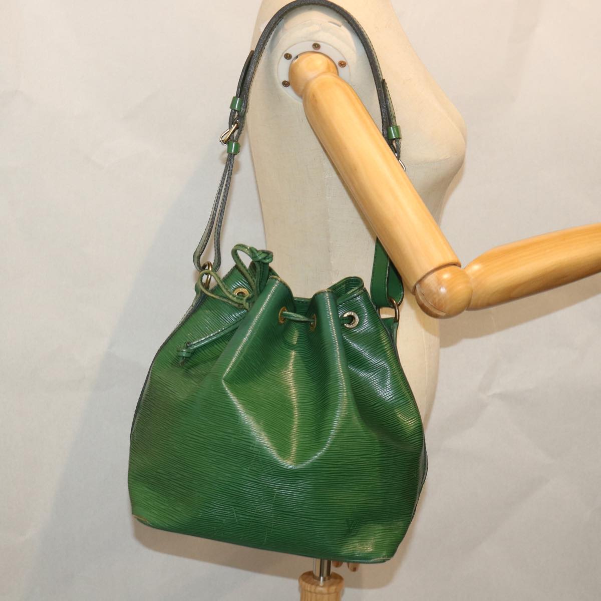 LOUIS VUITTON Epi Petit Noe Shoulder Bag Green M44104 LV Auth 57021