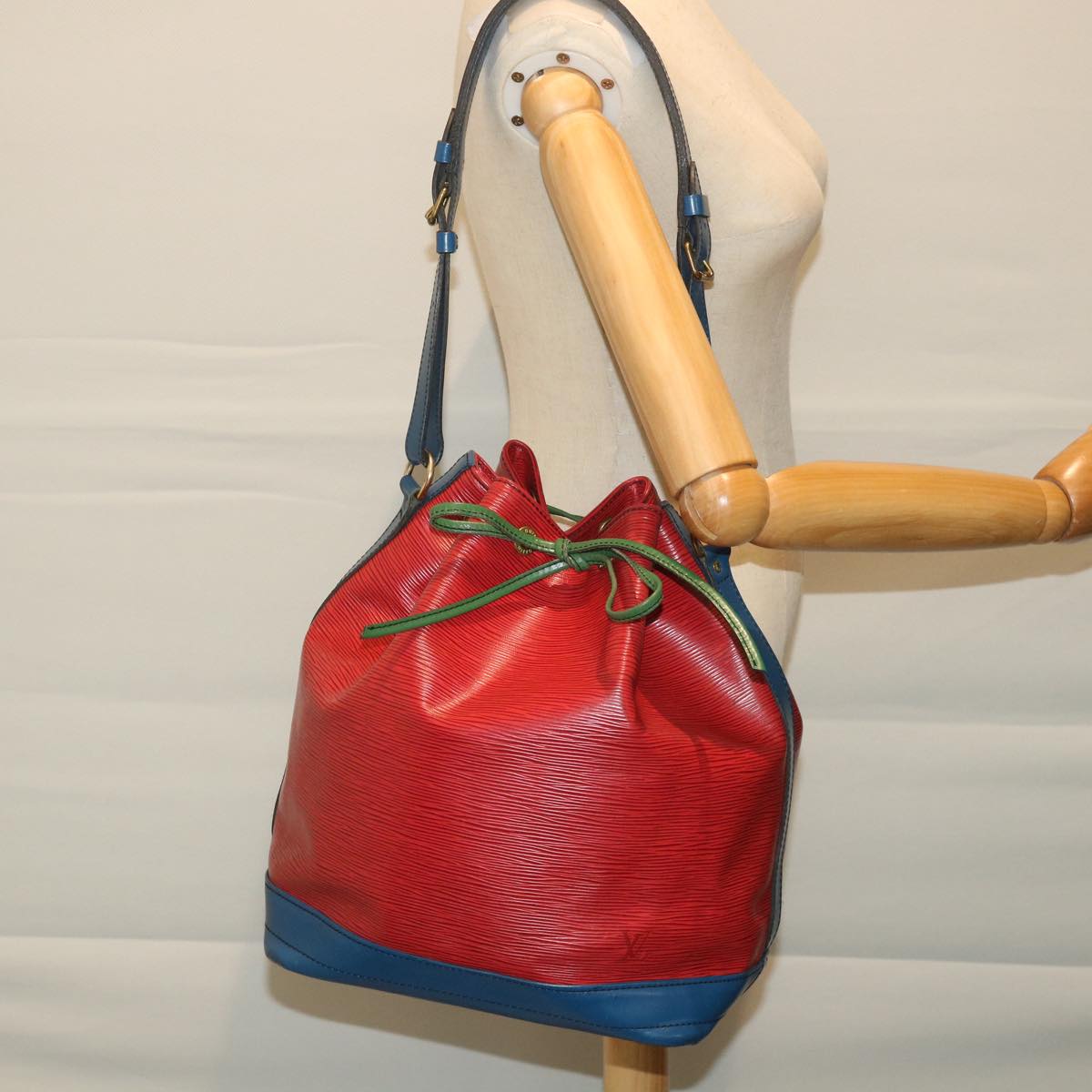 LOUIS VUITTON Epi Trico Color Noe Shoulder Bag Red Blue Green M44084 Auth 57174