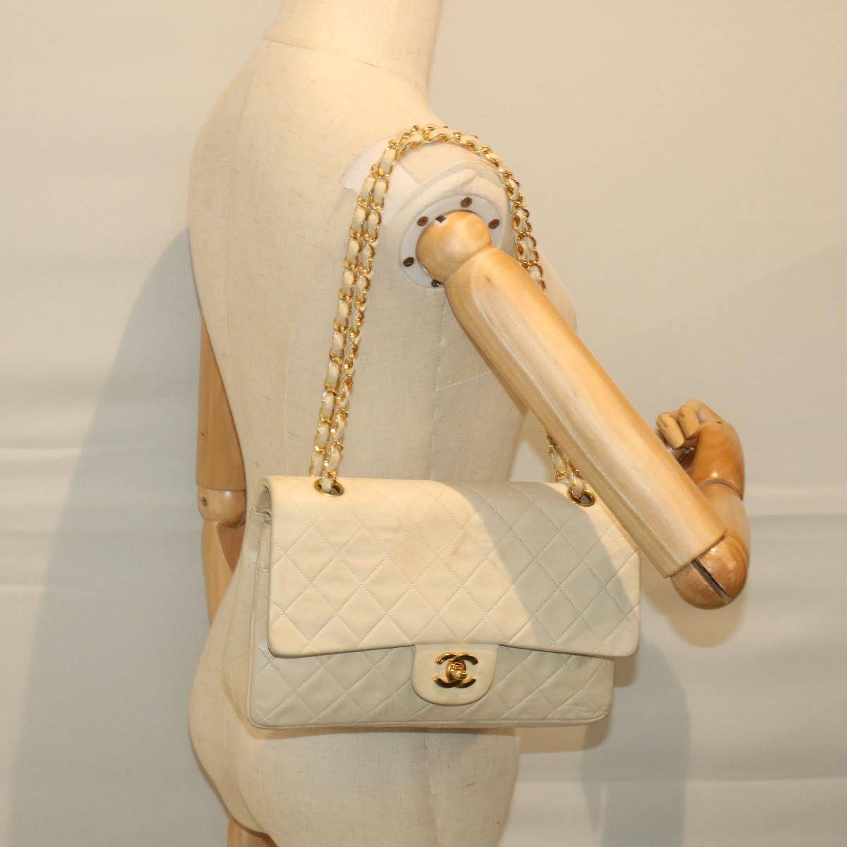 CHANEL Matelasse Turn Lock Chain Shoulder Bag Lamb Skin Beige CC Auth 57347