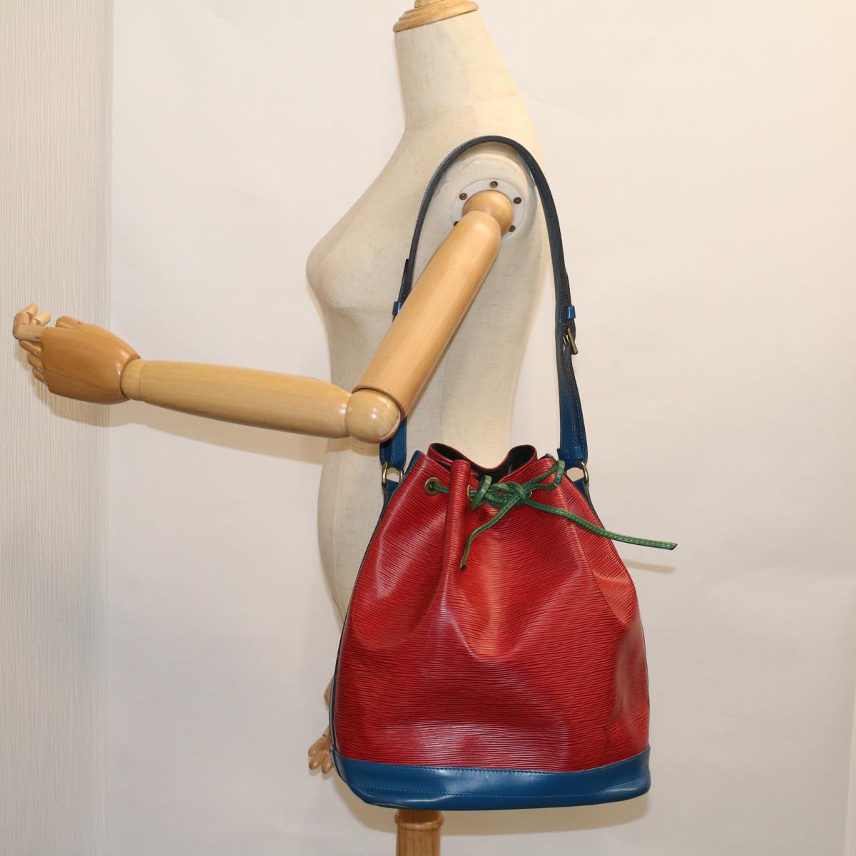 LOUIS VUITTON Epi Trico Color Noe Shoulder Bag Red Blue Green M44084 Auth 57738