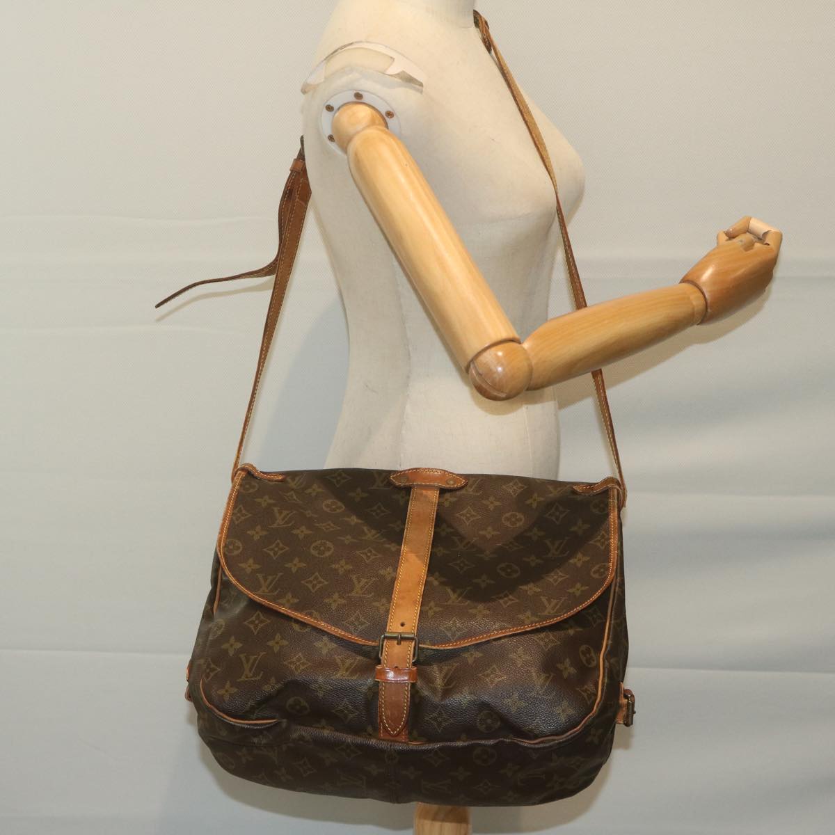 LOUIS VUITTON Monogram Saumur 35 Shoulder Bag M42254 LV Auth 58013