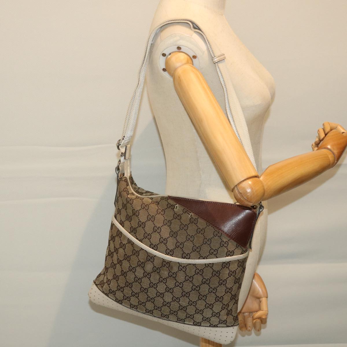 GUCCI GG Canvas Shoulder Bag Beige 145857 Auth 58042