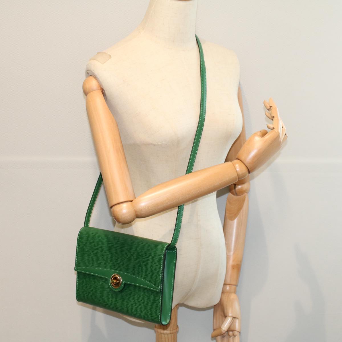 LOUIS VUITTON Epi Pochette Arche Shoulder Bag Green M52574 LV Auth 58274