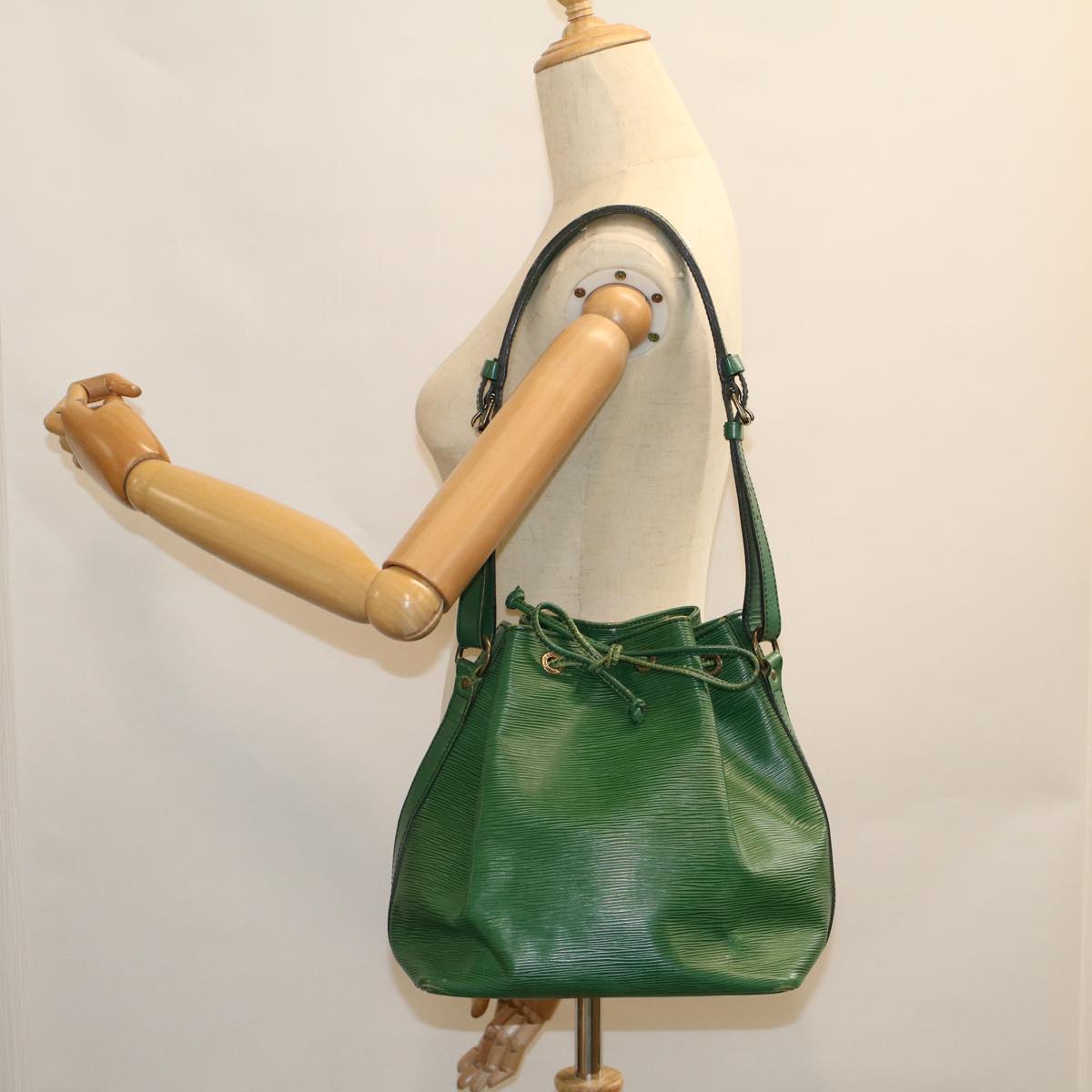 LOUIS VUITTON Epi Petit Noe Shoulder Bag Green M44104 LV Auth 58465