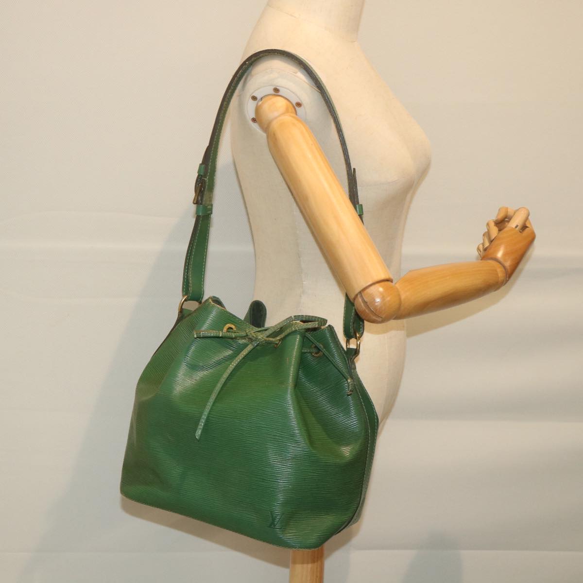 LOUIS VUITTON Epi Petit Noe Shoulder Bag Green M44104 LV Auth 59431