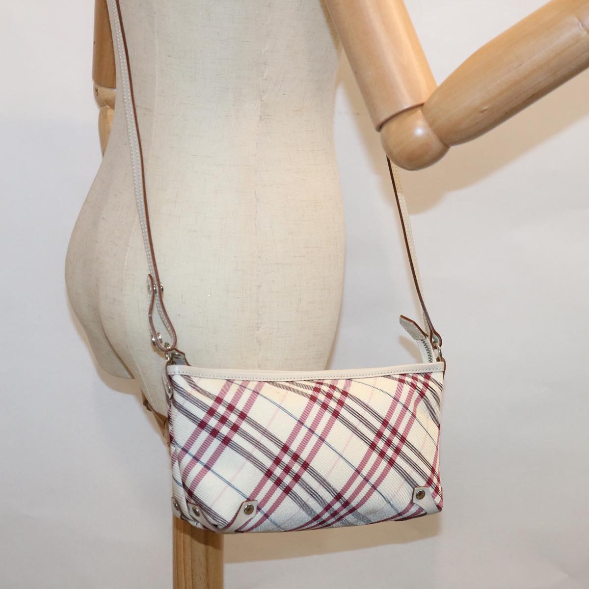 BURBERRY Nova Check Blue Label Shoulder Bag Nylon White Red Auth 59498