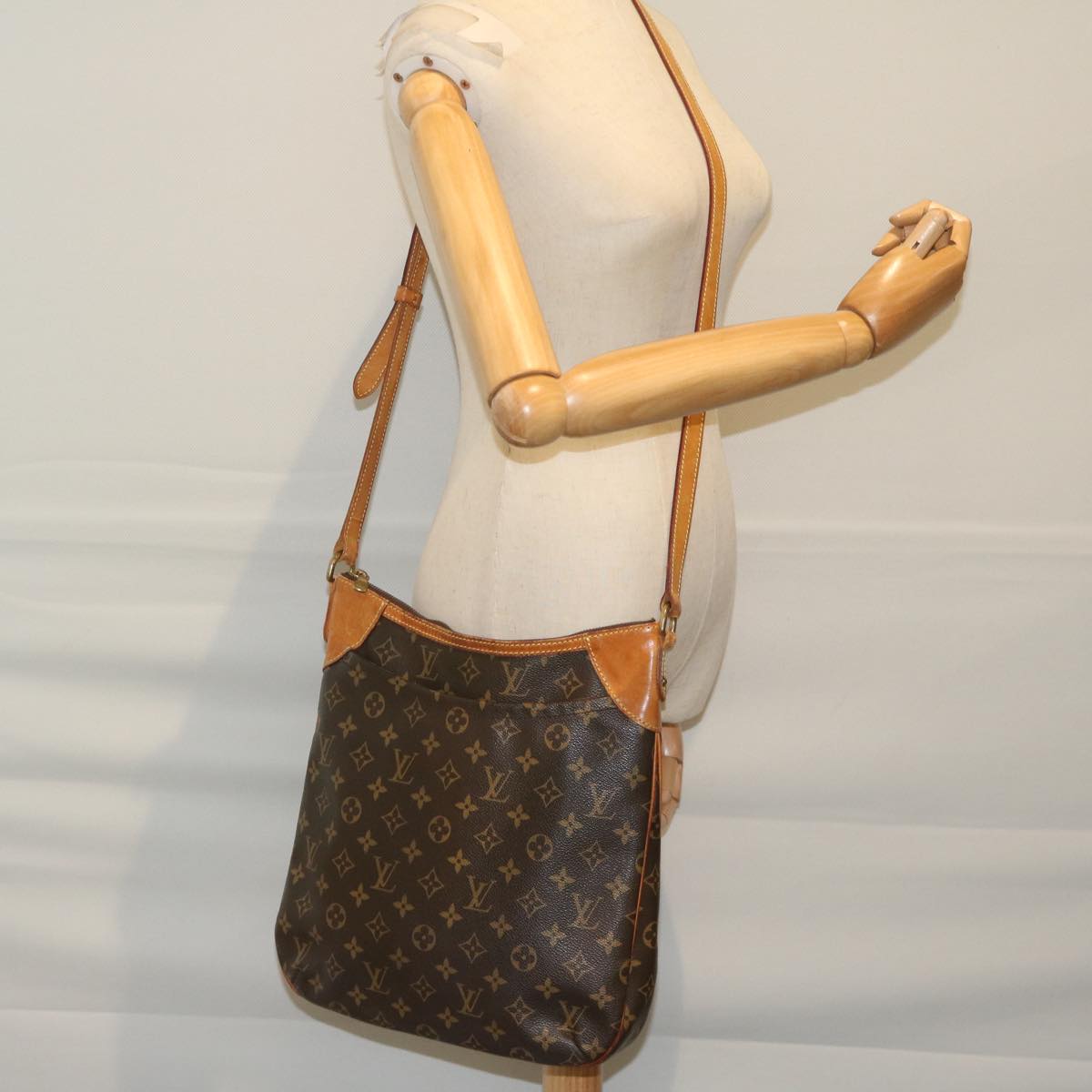 LOUIS VUITTON Monogram Odeon MM Shoulder Bag M56389 LV Auth 59656