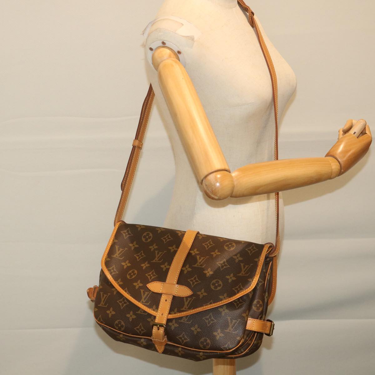 LOUIS VUITTON Monogram Saumur 30 Shoulder Bag M42256 LV Auth 59815