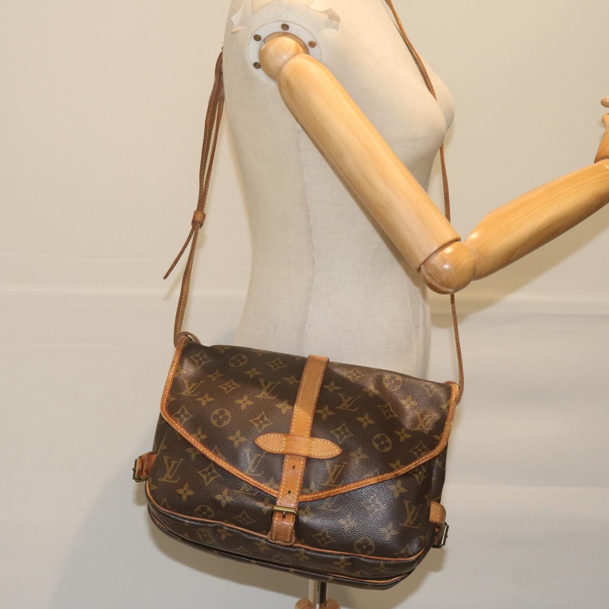 LOUIS VUITTON Monogram Saumur 30 Shoulder Bag M42256 LV Auth 60579