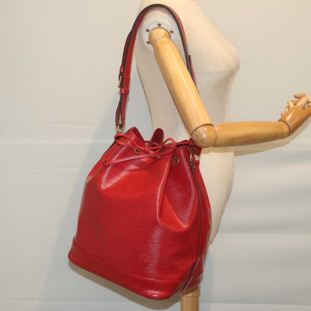 LOUIS VUITTON Epi Noe Shoulder Bag Red M44007 LV Auth 61358