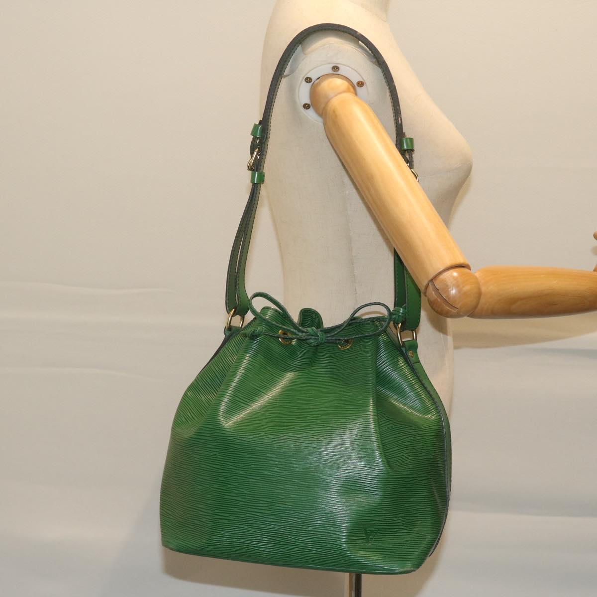 LOUIS VUITTON Epi Petit Noe Shoulder Bag Green M44104 LV Auth 61617