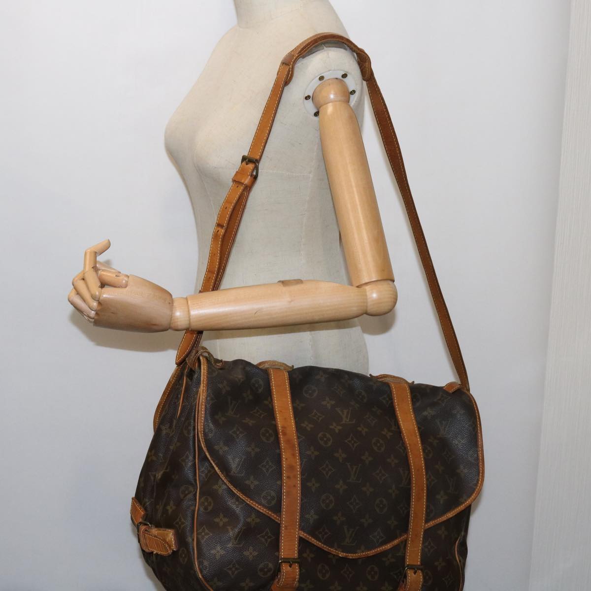 LOUIS VUITTON Monogram Saumur 43 Shoulder Bag M42252 LV Auth 61721