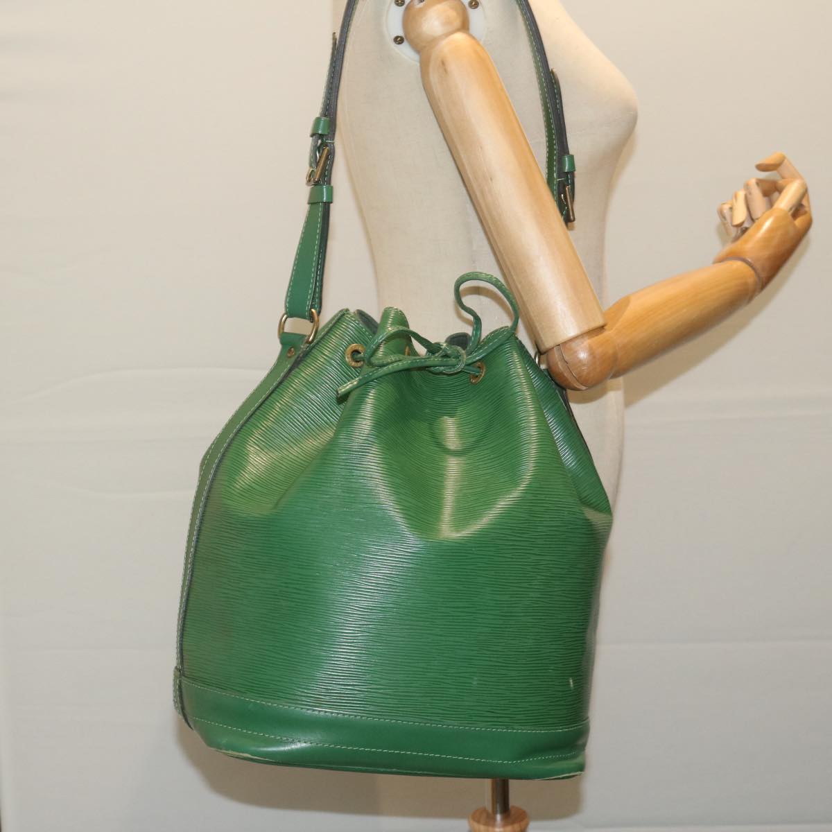 LOUIS VUITTON Epi Noe Shoulder Bag Green M44004 LV Auth 61811