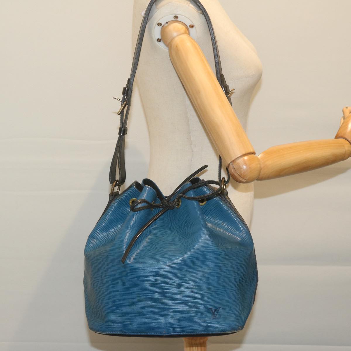 LOUIS VUITTON Epi Petit Noe Shoulder Bag Bicolor Black Blue M44152 LV Auth 62042