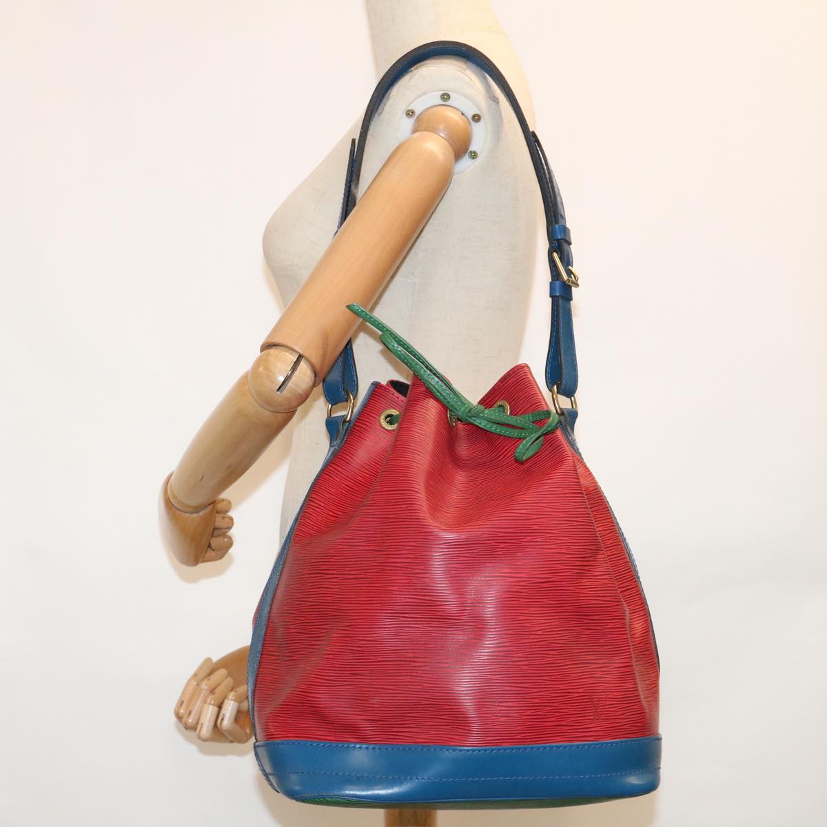 LOUIS VUITTON Epi Trico Color Noe Bag Red Blue Green M44084 LV Auth 62124