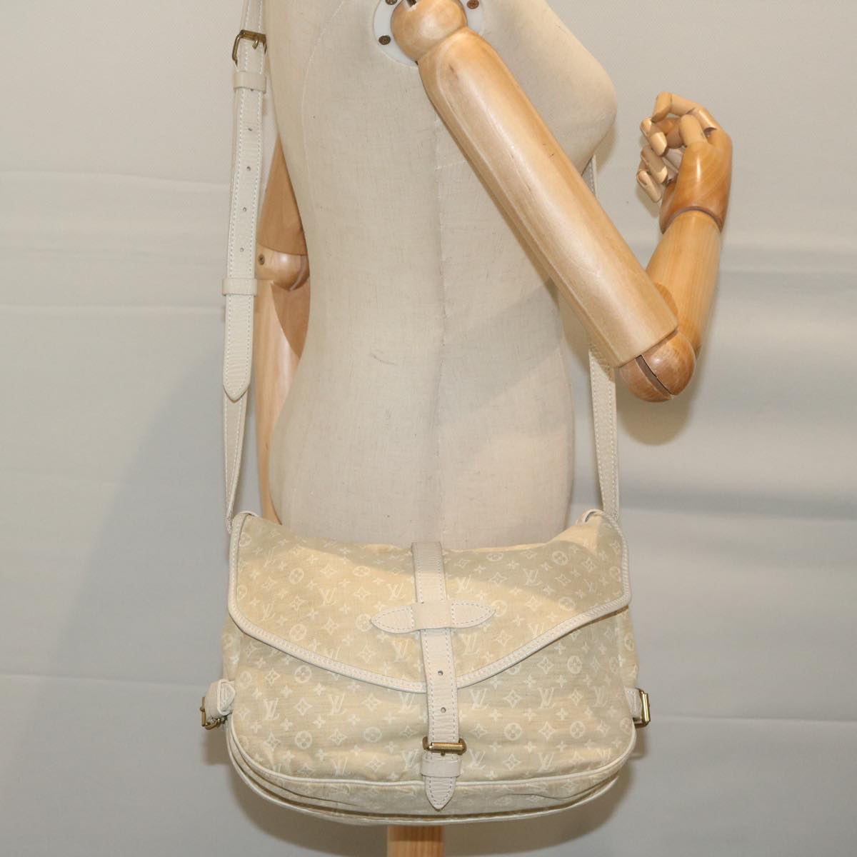 LOUIS VUITTON Monogram Mini Lin Saumur PM Shoulder Bag Ivory M95314 Auth 62201