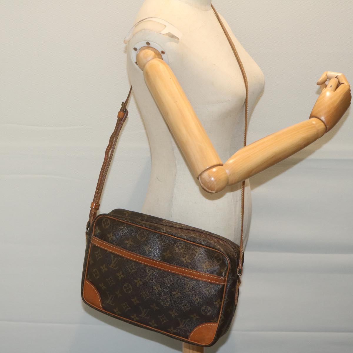 LOUIS VUITTON Monogram Trocadero 30 Shoulder Bag M51272 LV Auth 62453