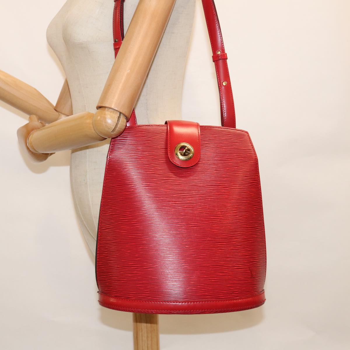 LOUIS VUITTON Epi Cluny Shoulder Bag Red M52257 LV Auth 62496