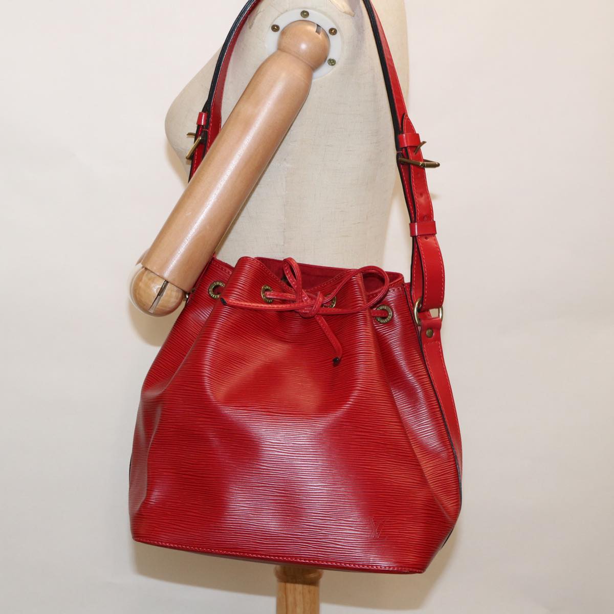 LOUIS VUITTON Epi Petit Noe Shoulder Bag Red M44107 LV Auth 62508