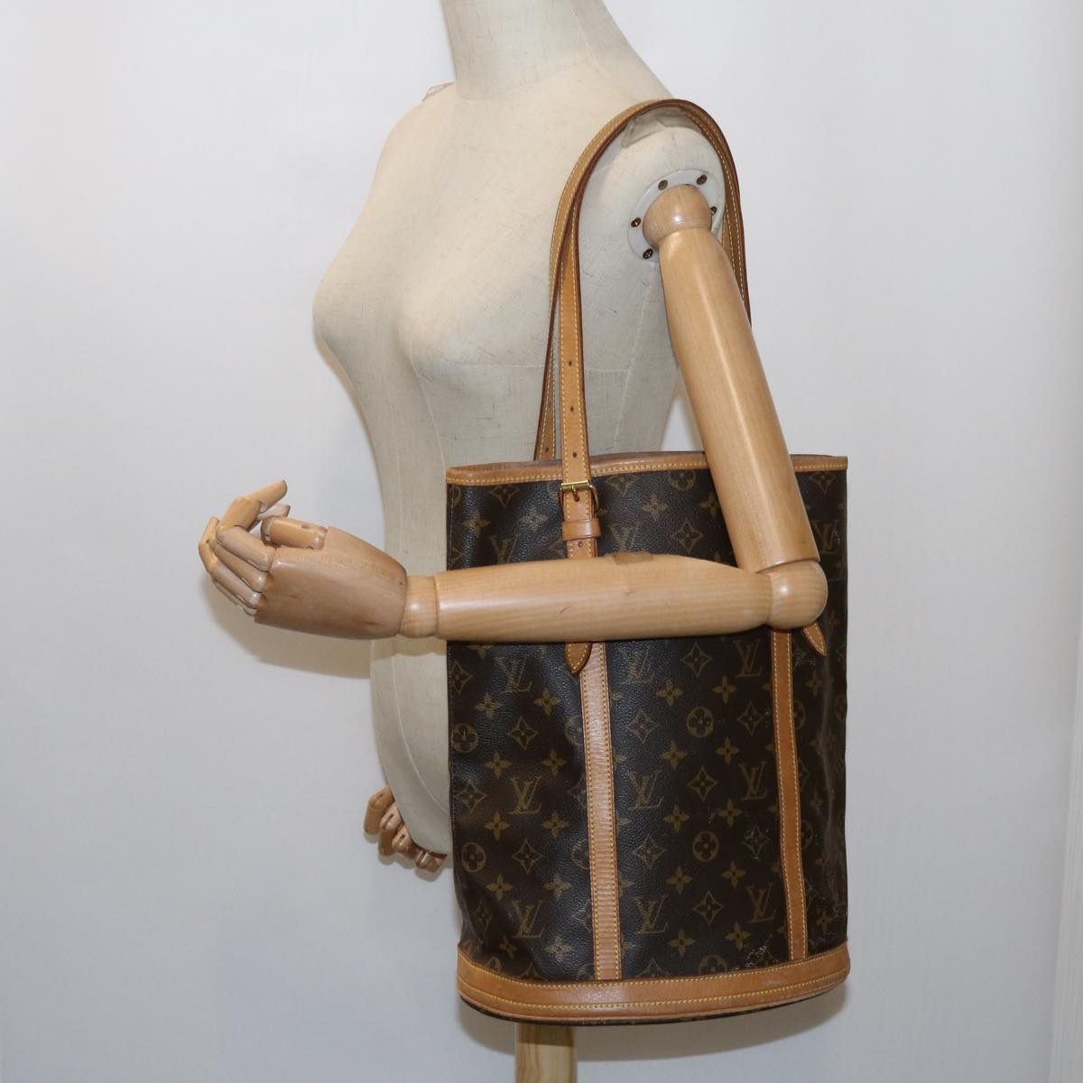 LOUIS VUITTON Monogram Bucket GM Shoulder Bag M42236 LV Auth 62601