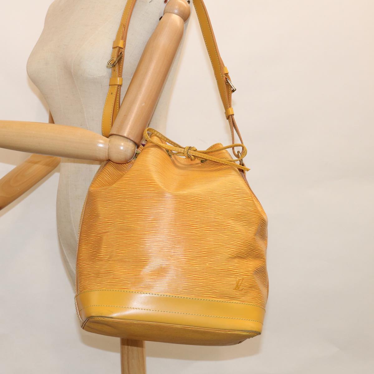 LOUIS VUITTON Epi Noe Shoulder Bag Tassili Yellow M44009 LV Auth 62719