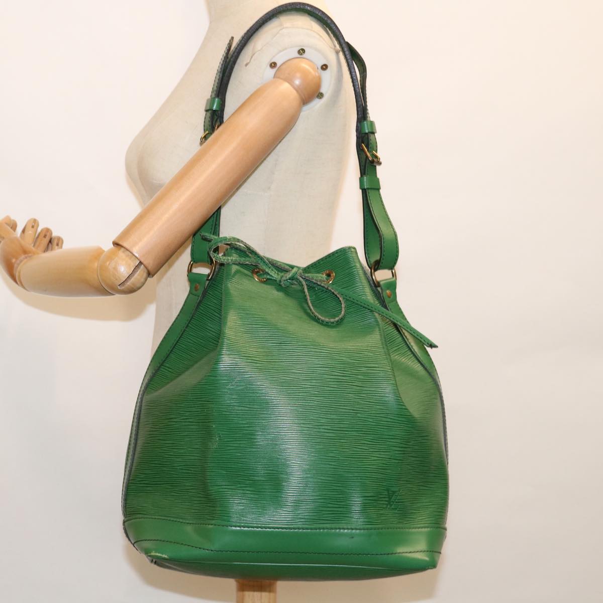 LOUIS VUITTON Epi Noe Shoulder Bag Green M44004 LV Auth 62821