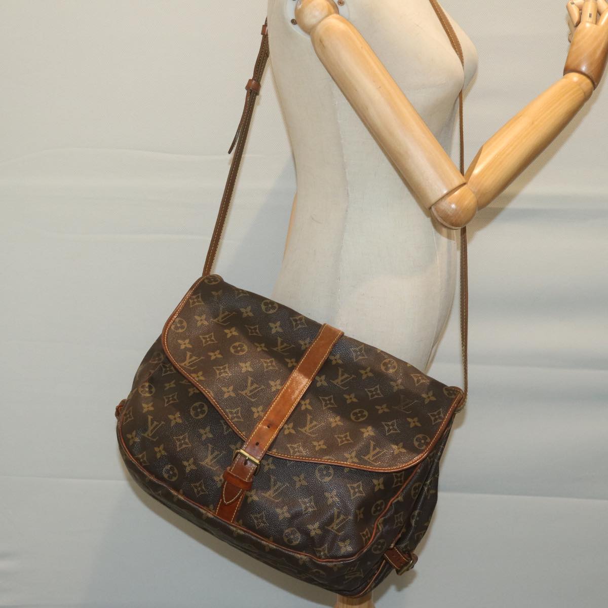 LOUIS VUITTON Monogram Saumur 35 Shoulder Bag M42254 LV Auth 63107