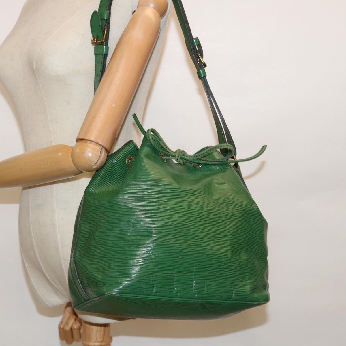 LOUIS VUITTON Epi Petit Noe Shoulder Bag Green M44104 LV Auth 63108