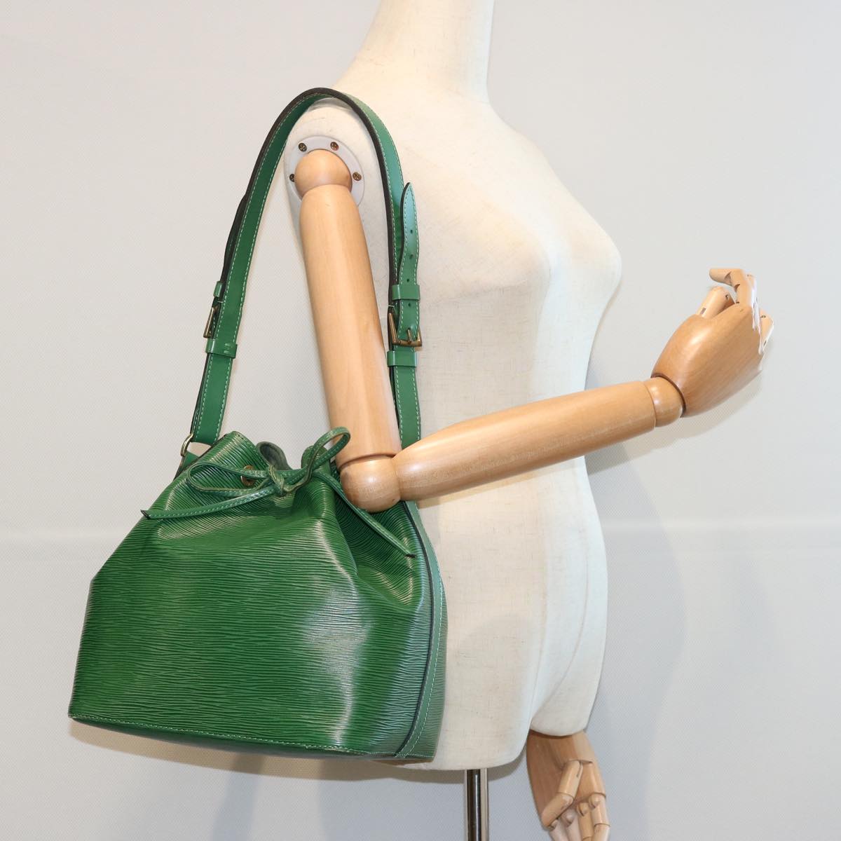 LOUIS VUITTON Epi Petit Noe Shoulder Bag Green M44104 LV Auth 63216