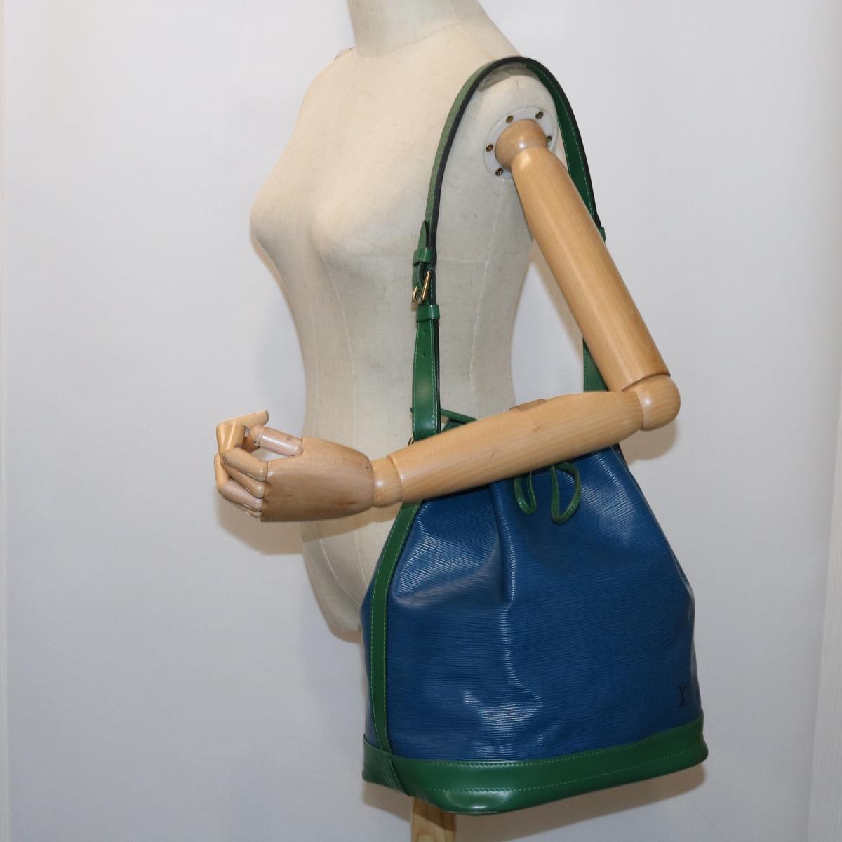 LOUIS VUITTON Epi Noe Shoulder Bag Bicolor Green Blue M44044 LV Auth 63358