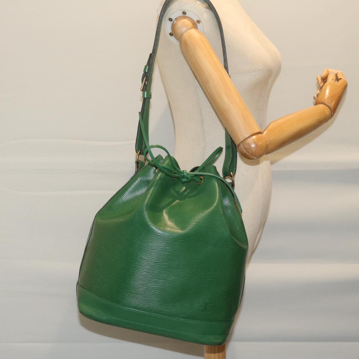 LOUIS VUITTON Epi Noe Shoulder Bag Green M44004 LV Auth 63540