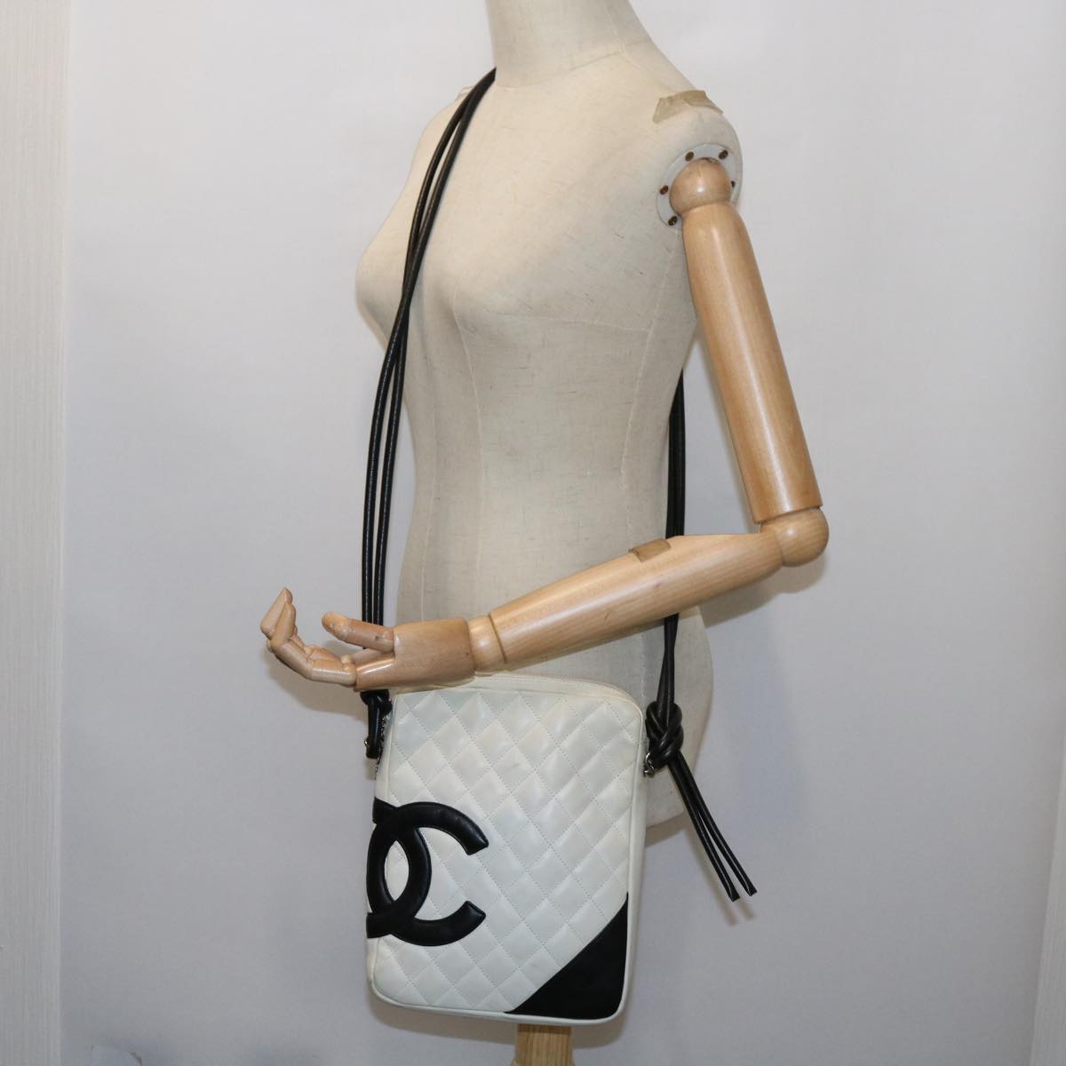 CHANEL Cambon Line Shoulder Bag Leather White CC Auth 63733