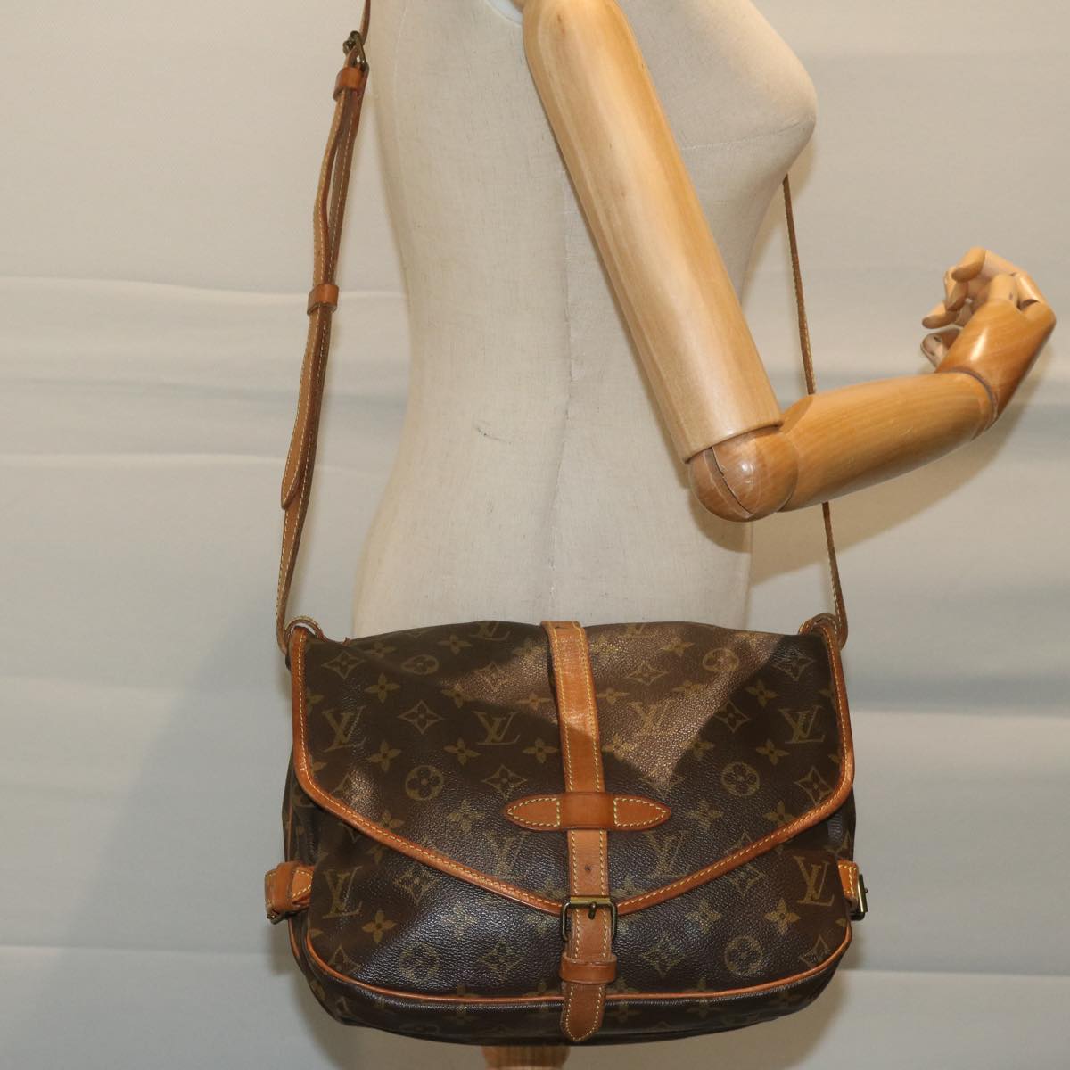 LOUIS VUITTON Monogram Saumur 30 Shoulder Bag M42256 LV Auth 63934