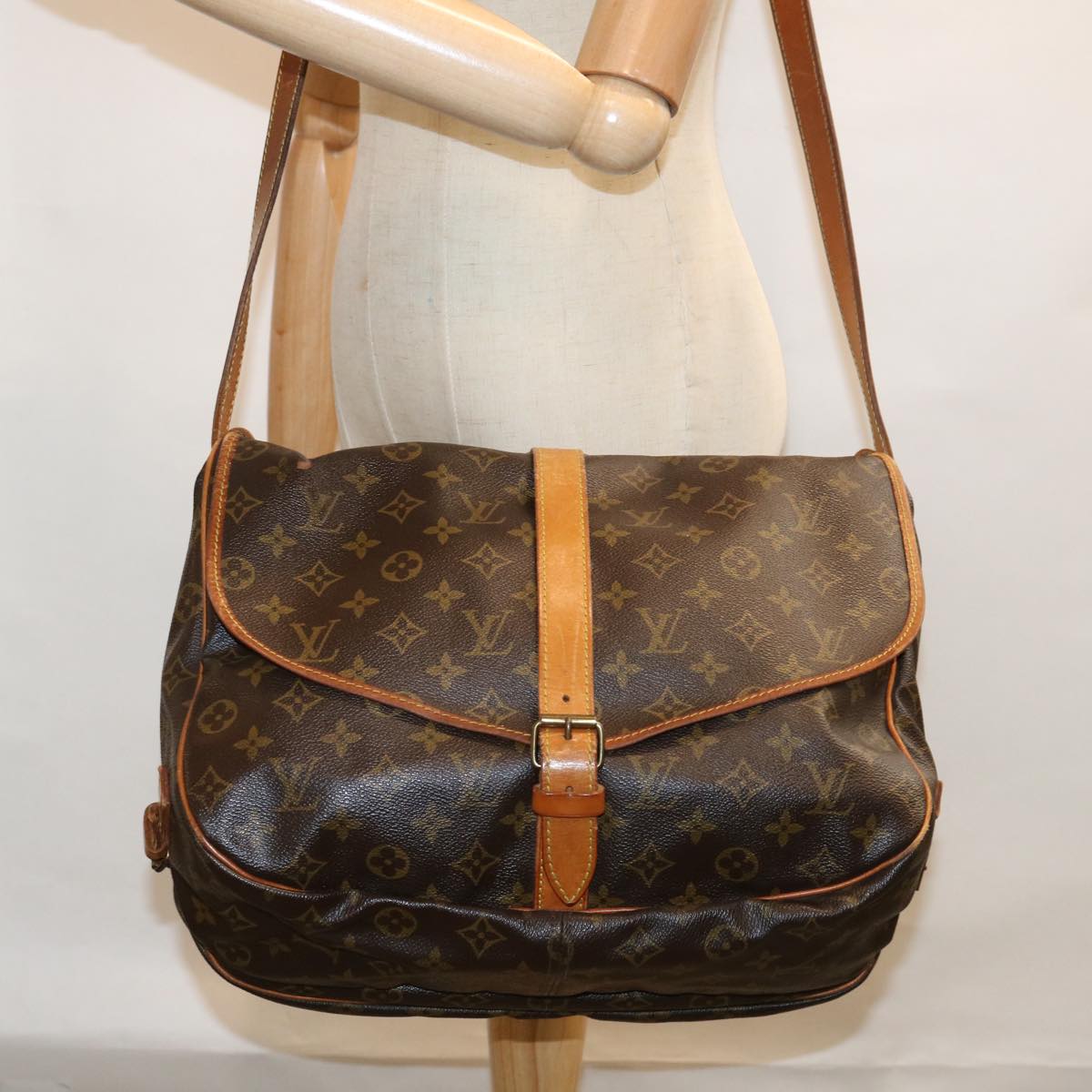 LOUIS VUITTON Monogram Saumur 35 Shoulder Bag M42254 LV Auth 63955