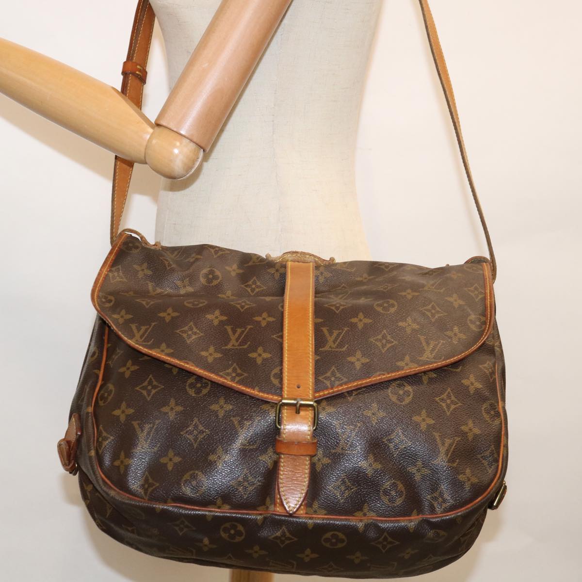 LOUIS VUITTON Monogram Saumur 35 Shoulder Bag M42254 LV Auth 63956