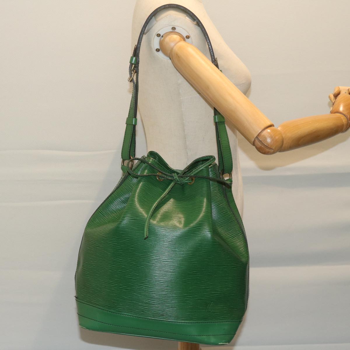 LOUIS VUITTON Epi Noe Shoulder Bag Green M44004 LV Auth 63965