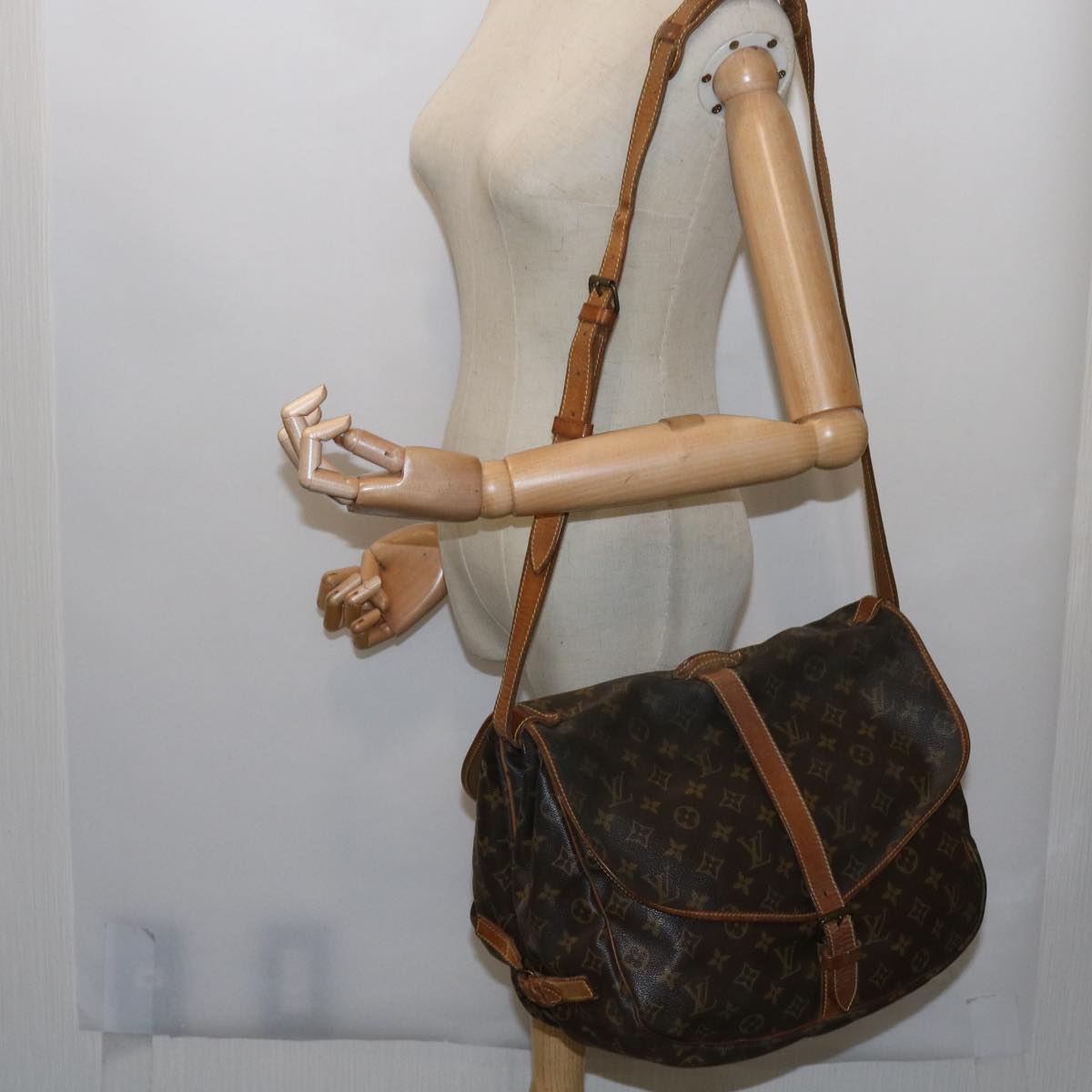 LOUIS VUITTON Monogram Saumur 35 Shoulder Bag M42254 LV Auth 64074