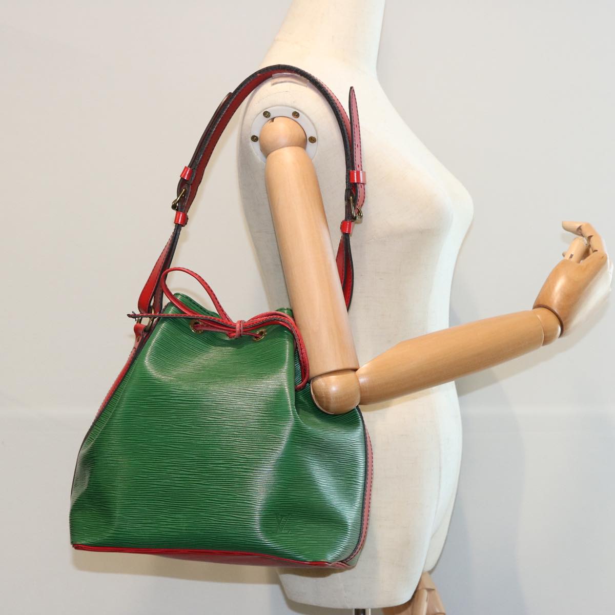 LOUIS VUITTON Epi Petit Noe Shoulder Bag Bicolor Green Red M44147 LV Auth 64091