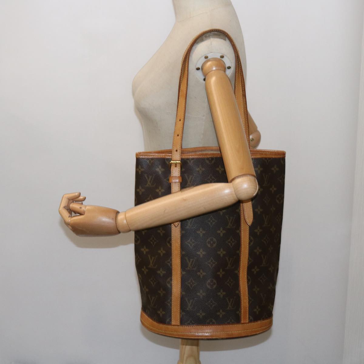 LOUIS VUITTON Monogram Bucket GM Shoulder Bag M42236 LV Auth 64243