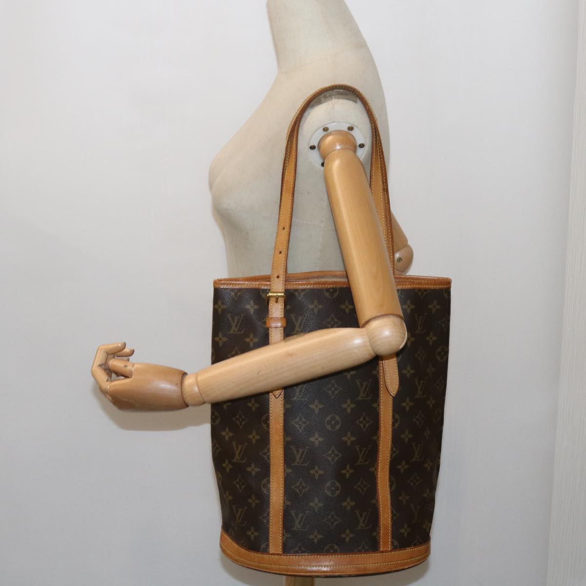 LOUIS VUITTON Monogram Bucket GM Shoulder Bag M42236 LV Auth 64243