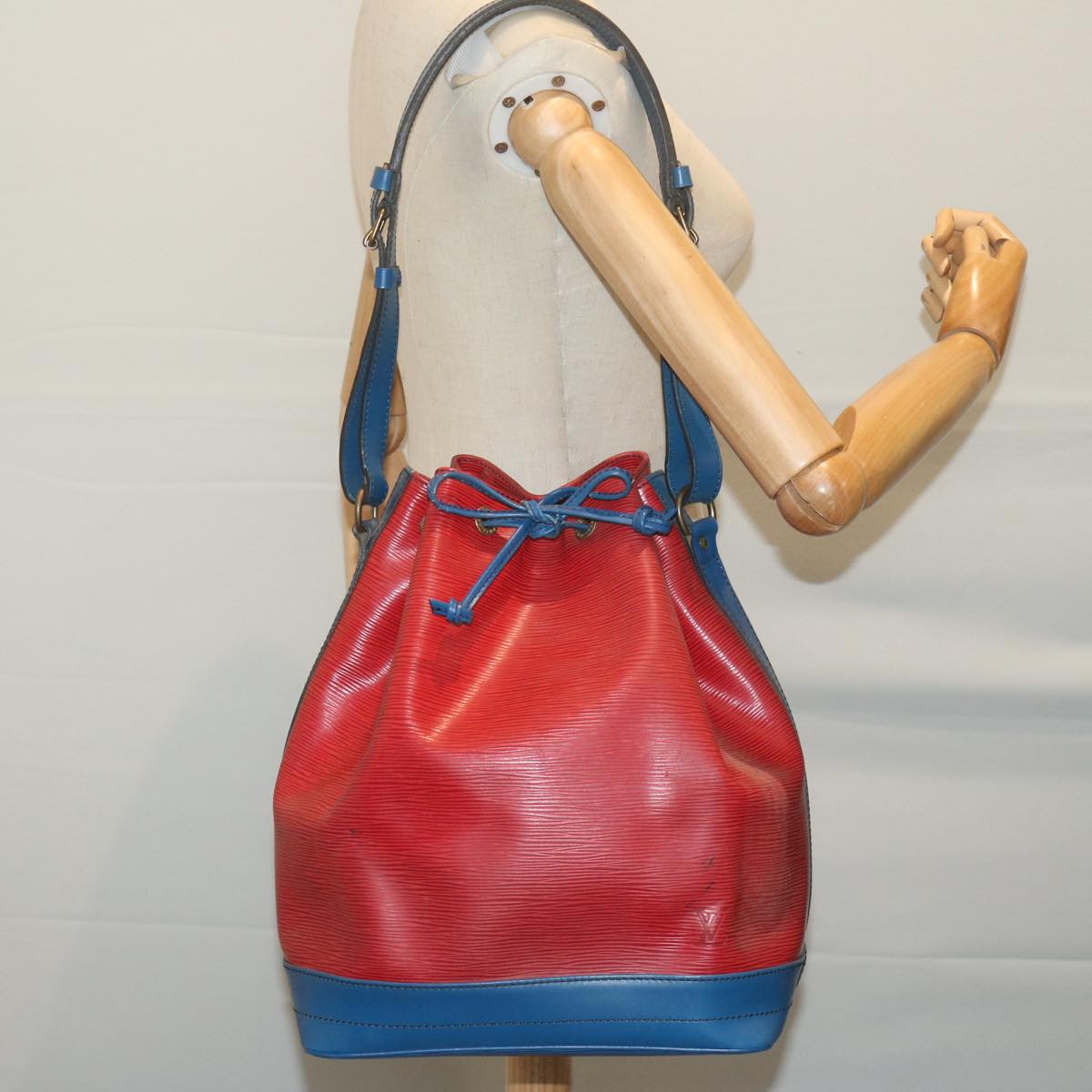 LOUIS VUITTON Epi Noe Shoulder Bag Bicolor Red Blue M44084 LV Auth 64257