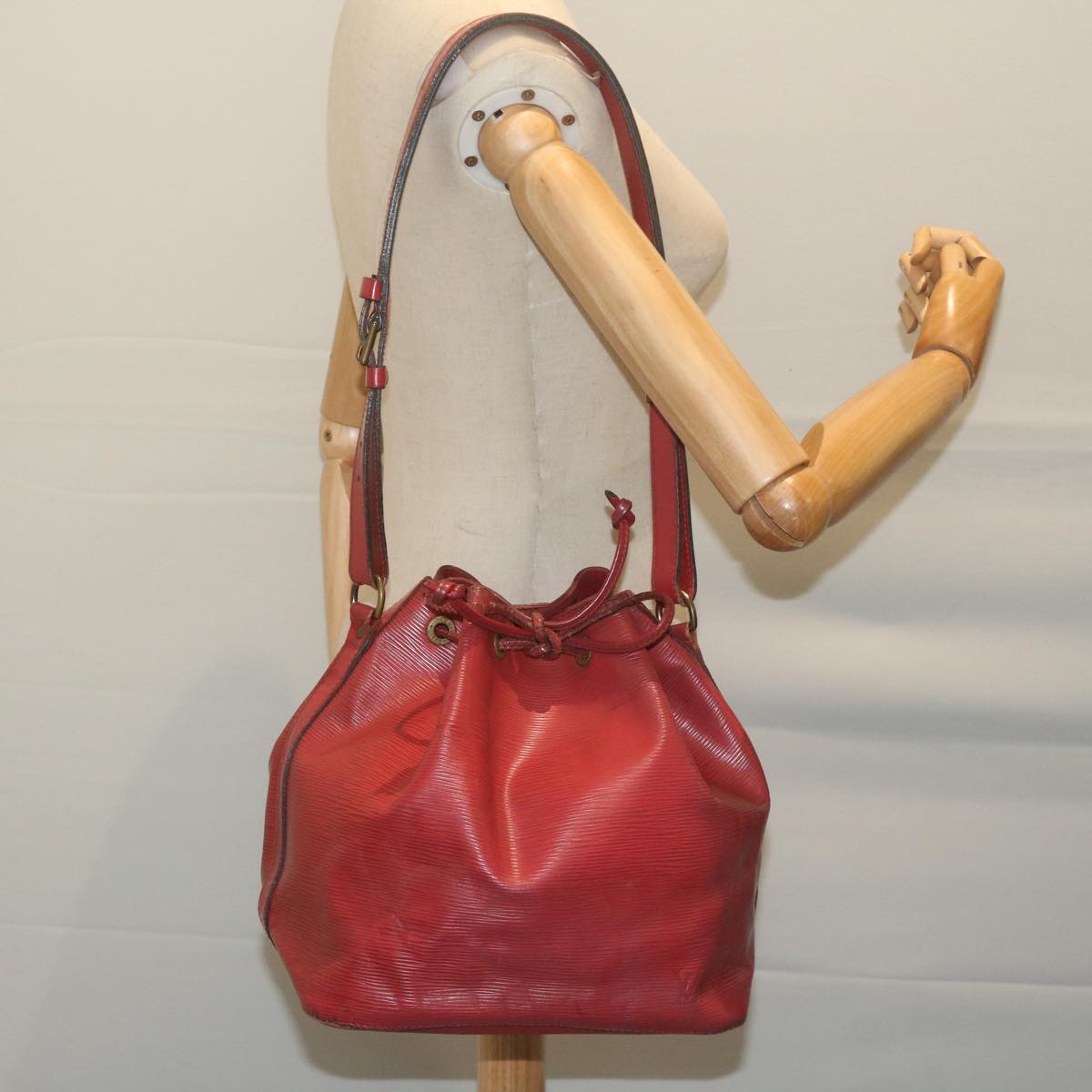 LOUIS VUITTON Epi Petit Noe Shoulder Bag Red M44107 LV Auth 64342