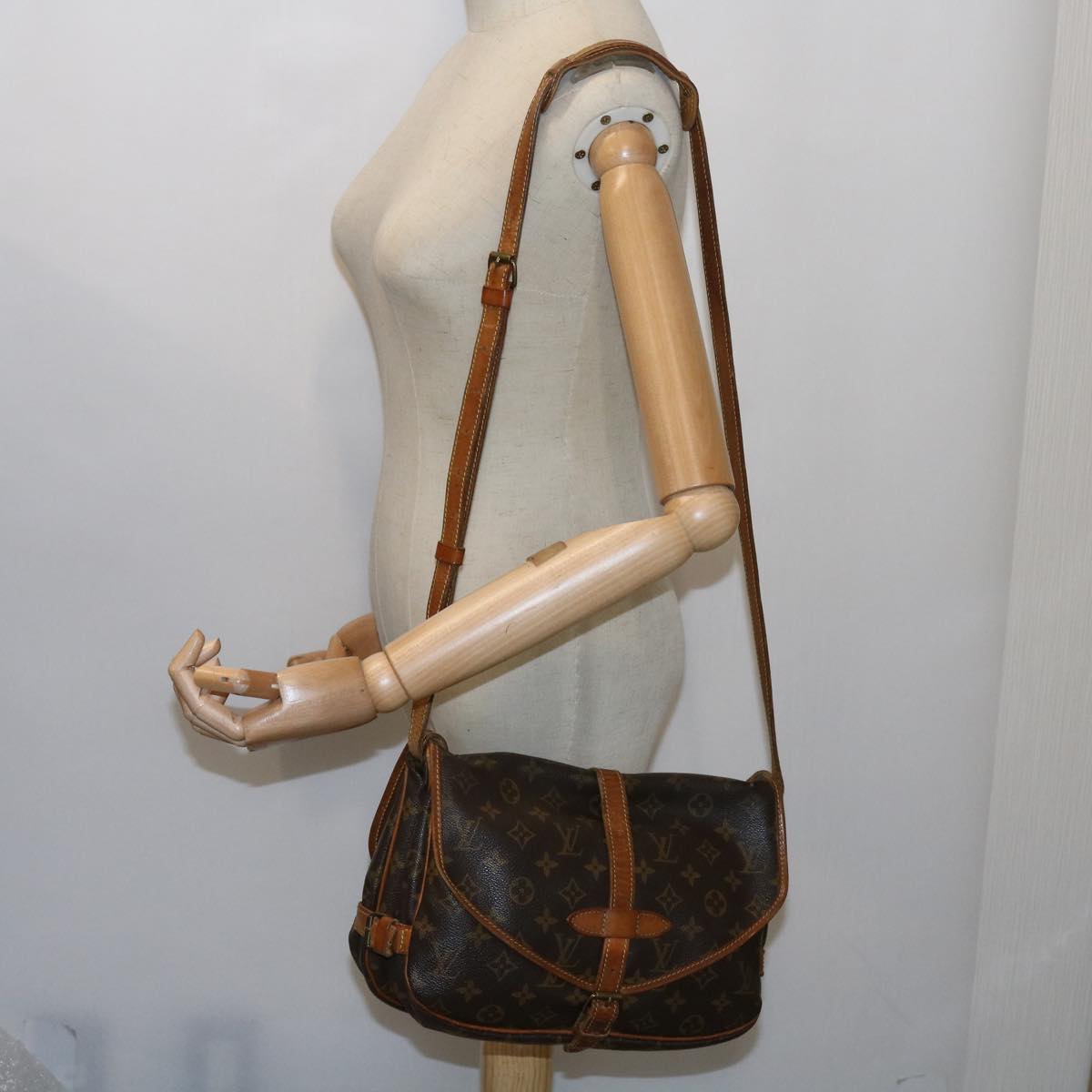 LOUIS VUITTON Monogram Saumur 30 Shoulder Bag M42256 LV Auth 64409