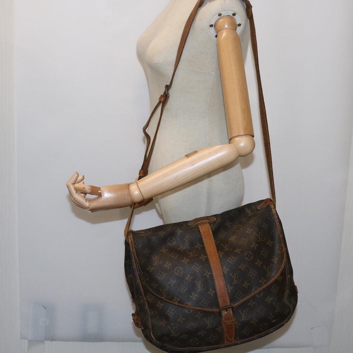 LOUIS VUITTON Monogram Saumur 35 Shoulder Bag M42254 LV Auth 64415