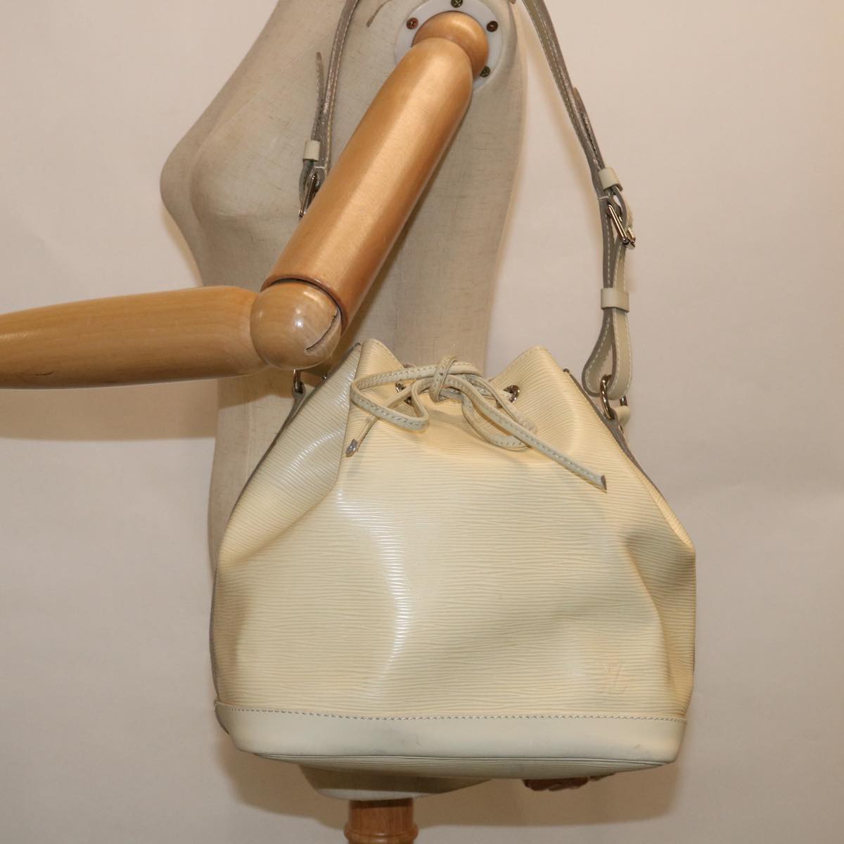 LOUIS VUITTON Epi Noe Shoulder Bag White Yvoire M4084J LV Auth 64733