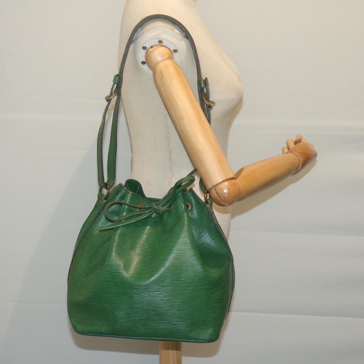 LOUIS VUITTON Epi Petit Noe Shoulder Bag Green M44104 LV Auth 64734