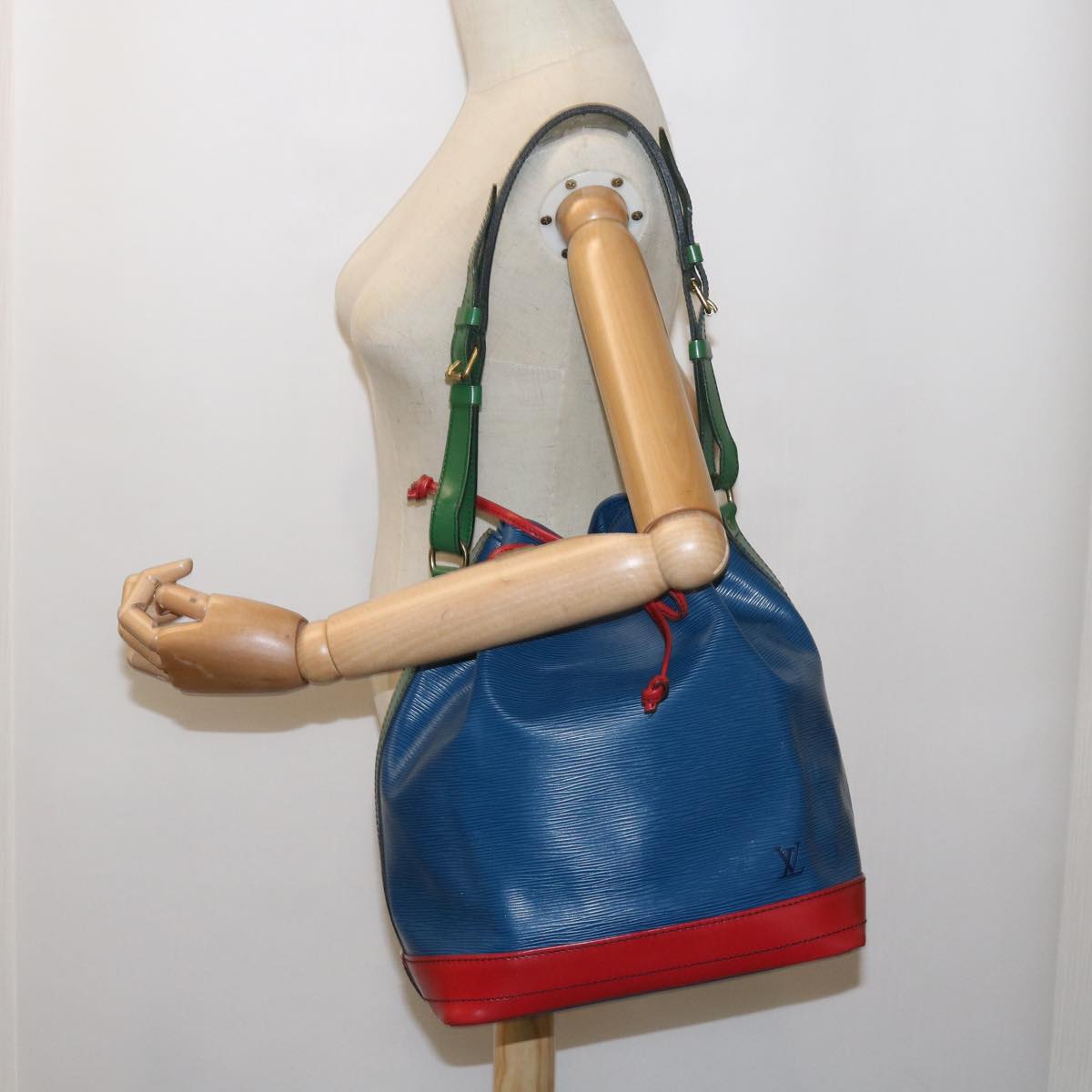 LOUIS VUITTON Epi Toriko Color Noe ShoulderBag Red Blue Green M44084 Auth 64831