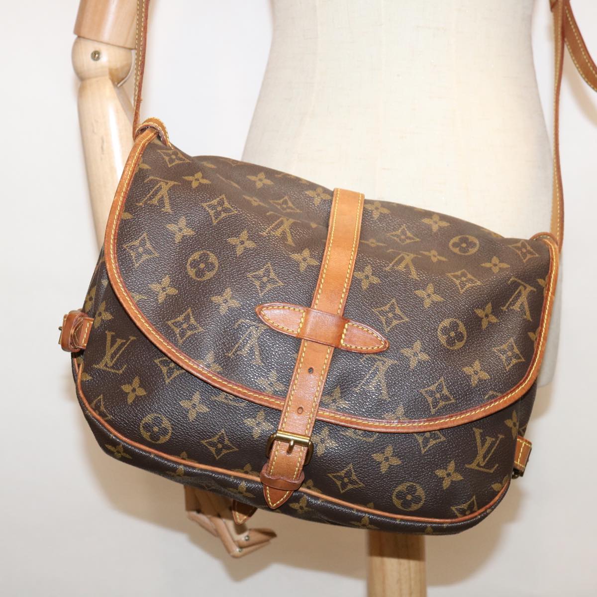 LOUIS VUITTON Monogram Saumur 30 Shoulder Bag M42256 LV Auth 65207