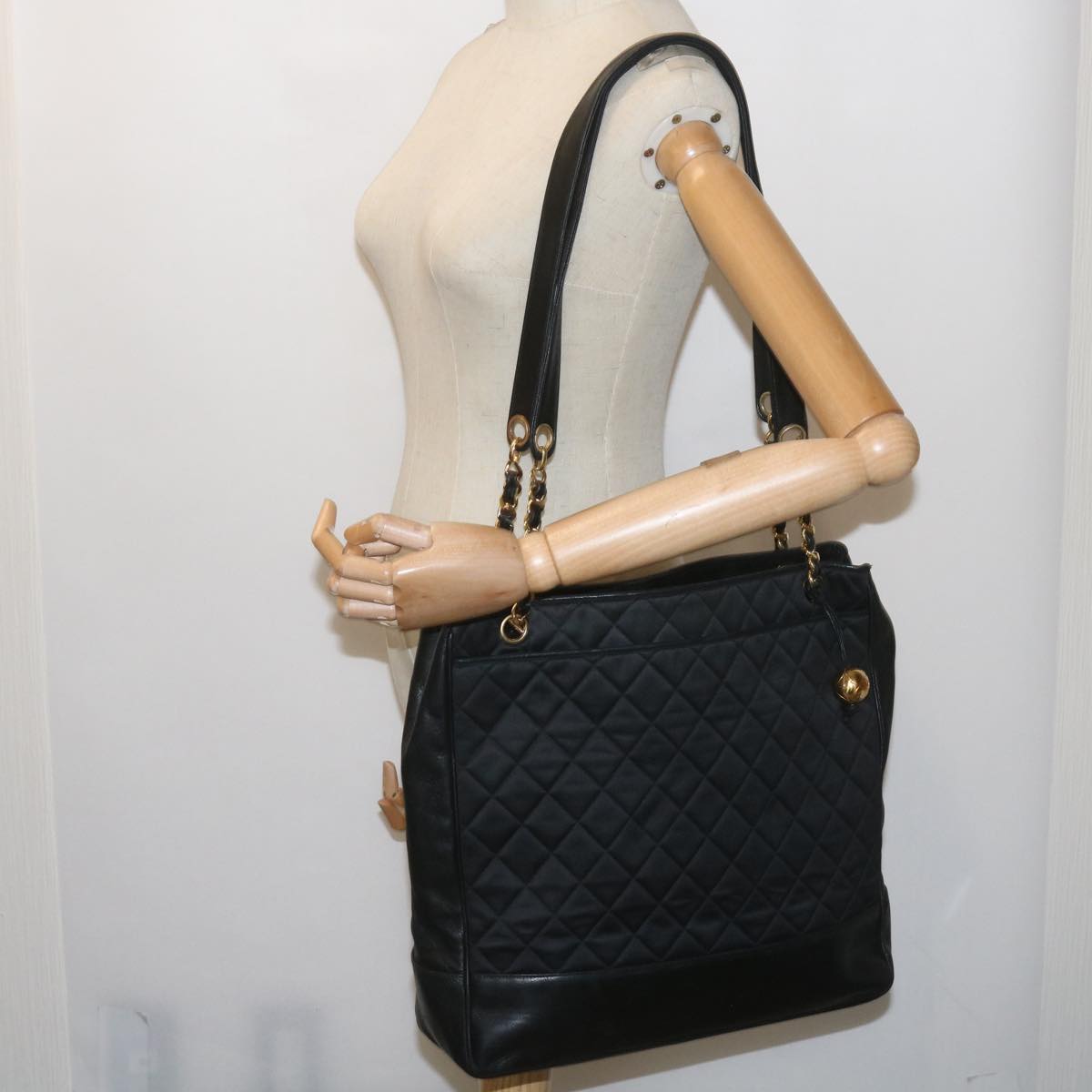 CHANEL Matelasse Shoulder Bag Leather Black CC Auth 65441